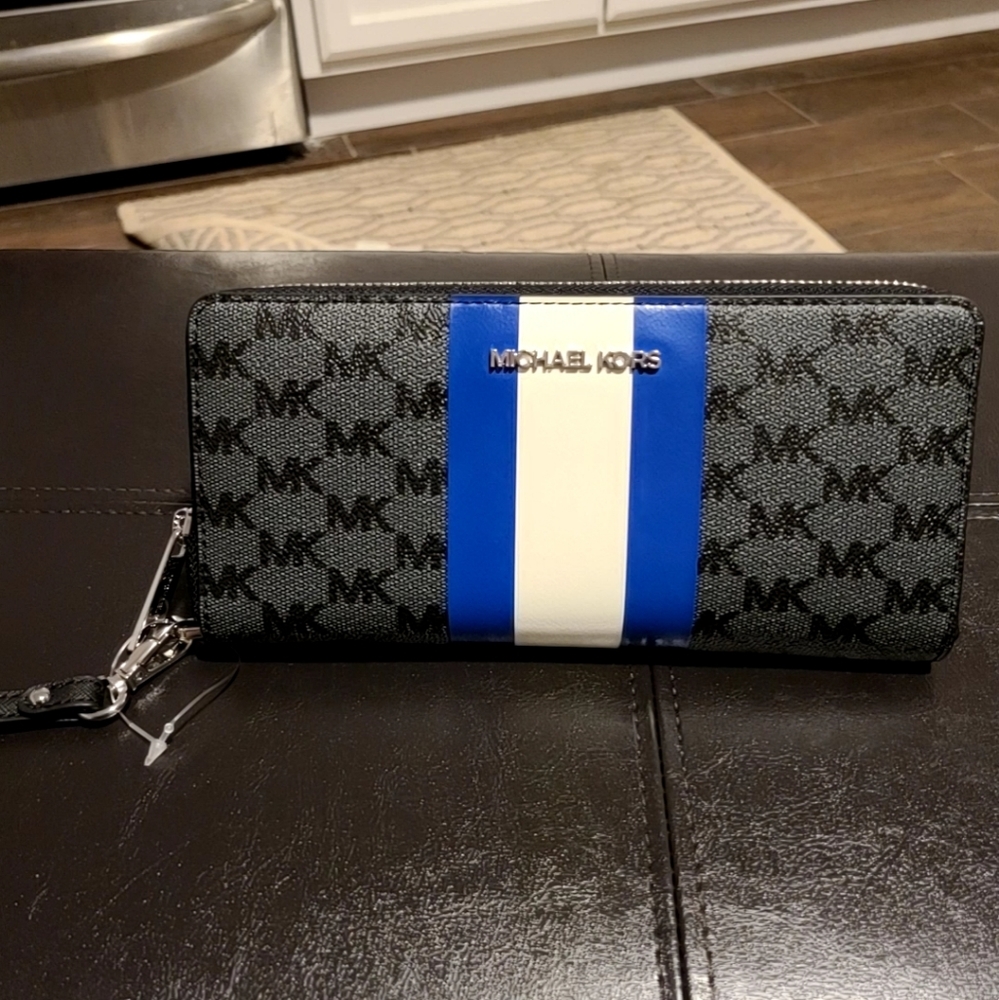 Michael Kors Jet Set LG Continental Wallet gently used